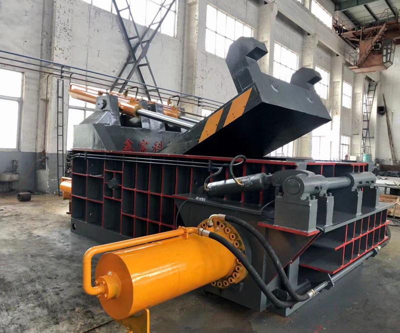 Hydraulic metal baler